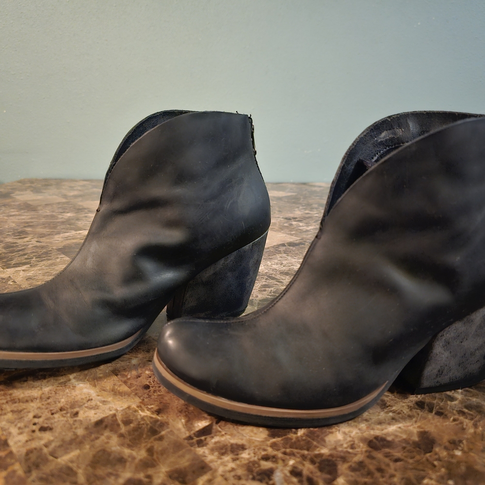 Korks Shamira Womens‎ Size 9 Black Boots Leather Ankle Booties Stylish Zip Up - Picture 3 of 11